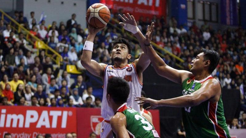 Pebasket Tri Hartanto (tengah) saat masih memperkuat Pelita Jaya di IBL 2016 lalu. - INDOSPORT